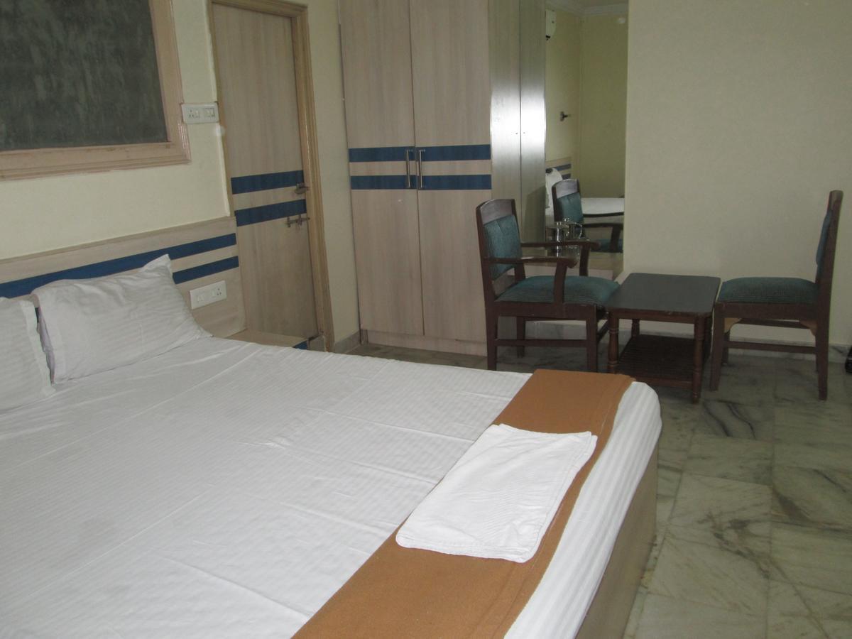 Oyo 13494 Hotel Nakshatra Inn Hyderabad Exterior foto