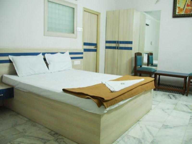 Oyo 13494 Hotel Nakshatra Inn Hyderabad Exterior foto